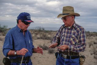 Bert Heinrich (links) im Gespräch mit Geographie-Professor Malcolm Comeaux von der Arizona State University bei den Recherchen in den USA - hier geht es um die Suche nach Maricopa Wells.