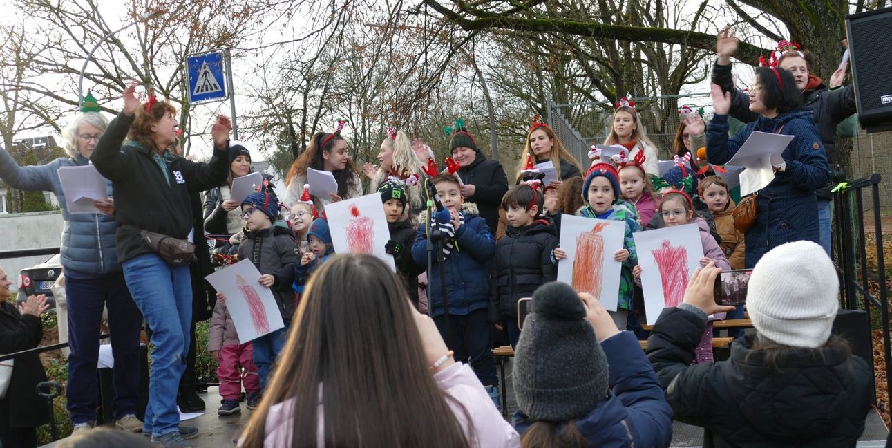 Der Kindergarten „Karl Hummel“ mit seiner Leiterin Michaela Hecht (Zweite von links) und Quartiersarbeiterin Marion Conzelmann.
