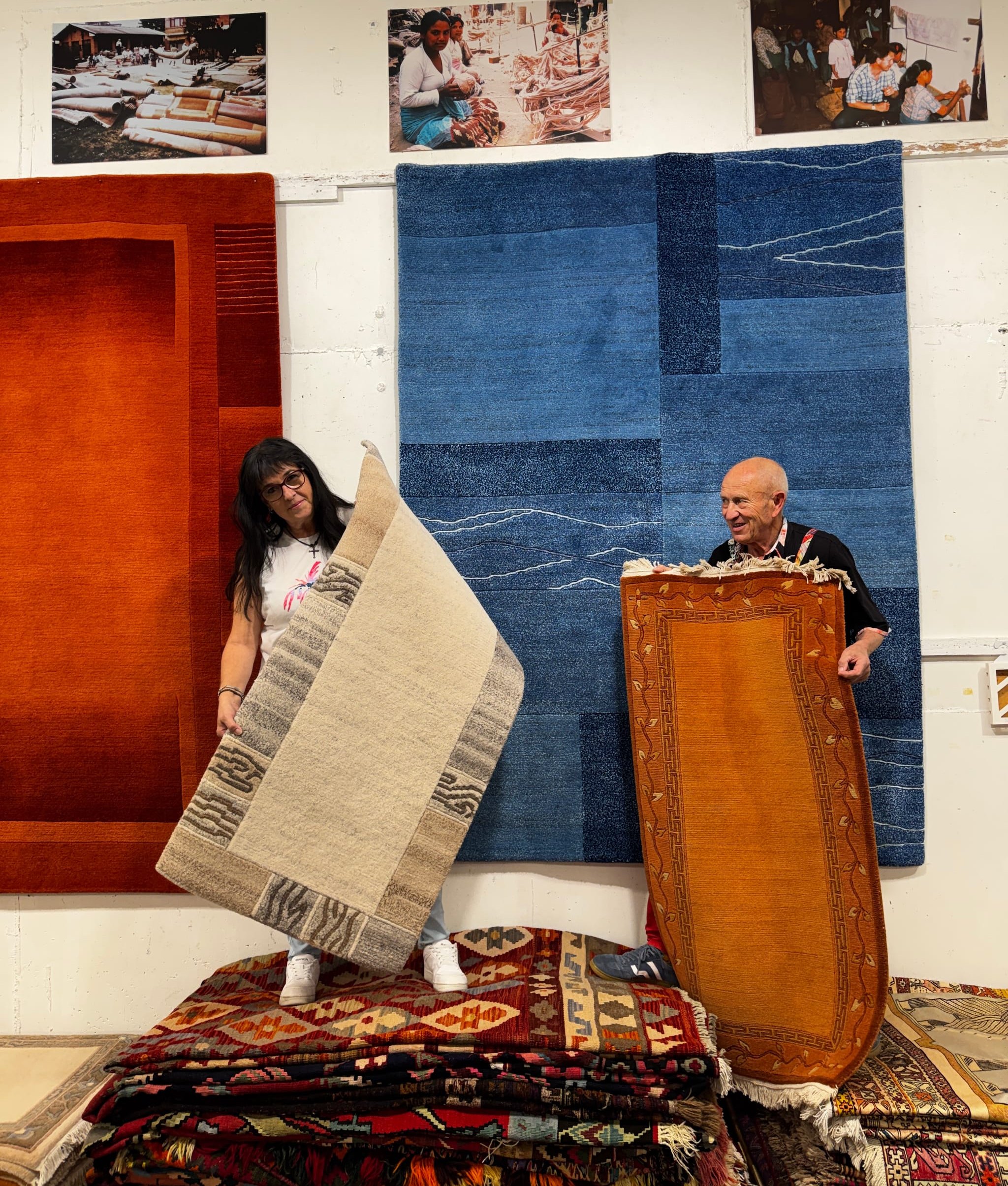 Stolz präsentieren Christina und Gerhard Maier die Tibet-Teppiche. Bilder: Kuppinger