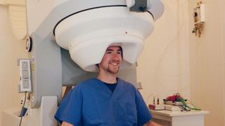 Eine Magnetoenzephalographie ist  eine nicht-invasive Methode um hochauflösend Hirnsignale aufzunehmen