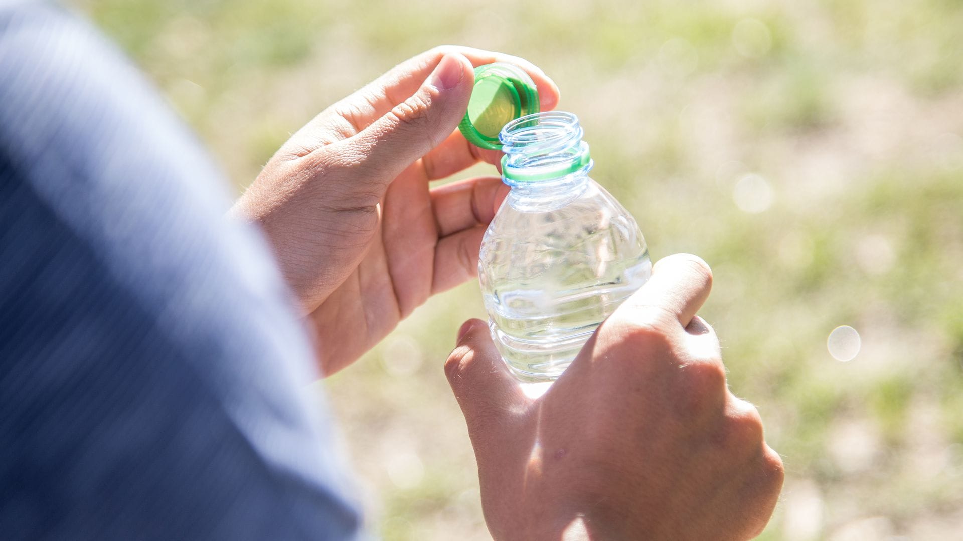 Generell sollten über den Tag verteilt etwa zweieinhalb bis drei Liter getrunken werden – nach Bedarf auch mehr. Ideal sind Mineralwasser, abgekühlte Kräuter- und Früchtetees oder verdünnte Obst- und Gemüsesäfte.