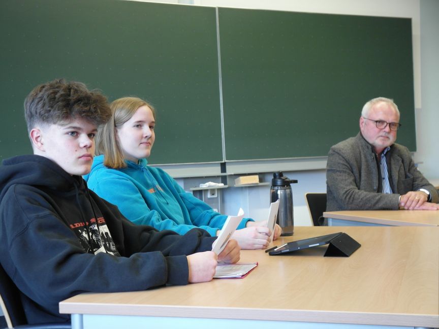 Moderiert von den Schülern Frederik Merkel und Carolina Gerth vom Maichinger Gymnasium Unterrieden, hat der Geschäftsführer der Stadtwerke Sindelfingen Dr. Karl Peter Hoffmann mit den Gemeinschaftskunde-Leistungskursen von sechs Schulen über das Thema "Energiewende - Energiesicherheit?" diskutiert.