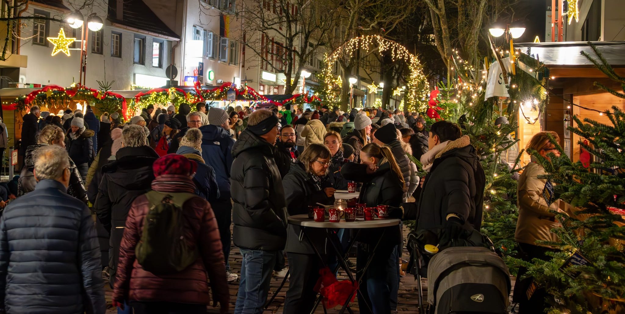 Die Stände in der Planiestraße sind gut besucht.
