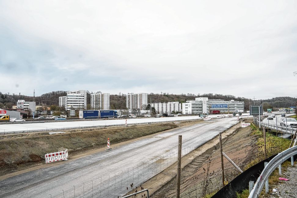 Vorne die Rampe; hinten die helle Fläche ist die Betonfahrbahn.