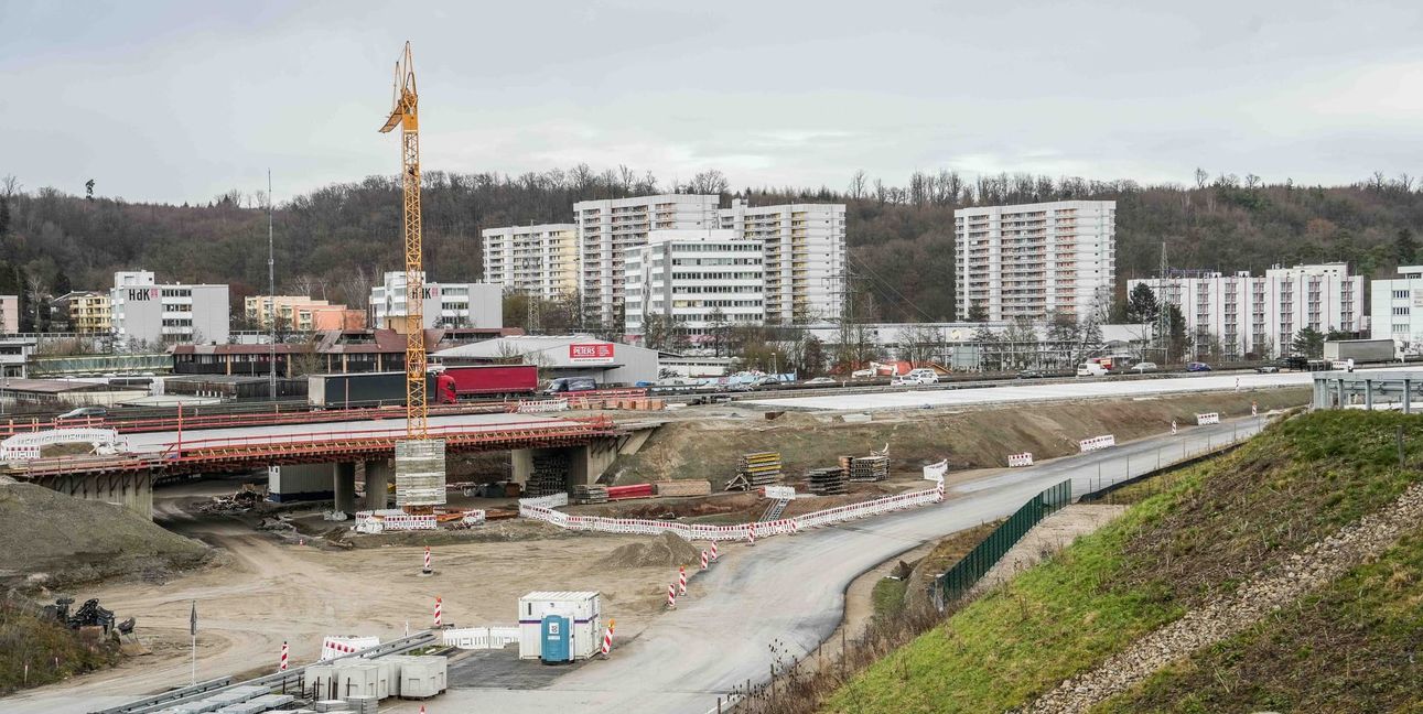Auf dem Bild ist rechts von der Brücke die Betonfahrbahn der neuen A 81 zu erkennen: Die Betonfertigung wurde im Osten begonnen und zieht Richtung Unterführung Leibnizstraße. Vorne ist die Rampe zu sehen, die Autofahrer nutzen werden, um auf die A 81 in Fahrtrichtung Stuttgart aufzufahren.