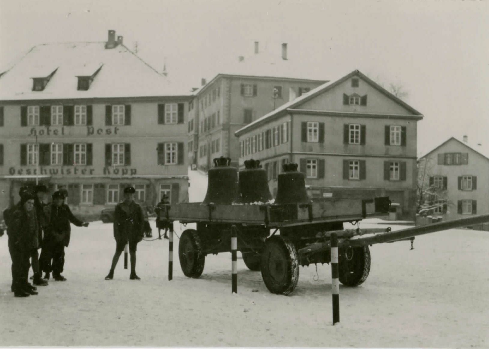 Abtransport der Glocken aus der Böblinger Stadtkirche am 13.1.1942.     Bild: Stadtarchiv Böblingen, Marta Baumann