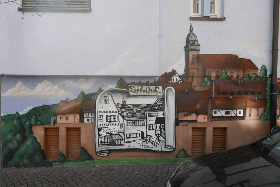 Das Wandbild in der Pfarrgasse, das an das alte Kloster erinnert.