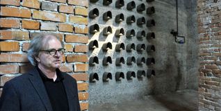 „Erinnerungsräume“ nennt Marinus van Aalst das Kunstprojekt in den Kellerräumen der Böblinger Friedhofskapelle auf dem Alten Friedhof. Der Künstler zeigt Arbeiten zur Geschichte des Zweiten Weltkriegs in Böblingen. Die Dauerausstellung der Städtischen Galerie ist zu sehen in den Monaten März bis November an jedem ersten Sonntag im Monat jeweils von 15 bis 17 Uhr