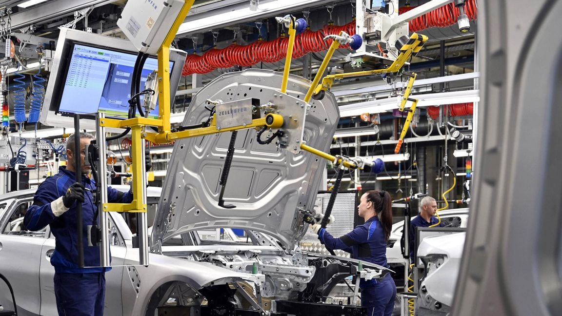 Ob in der Produktion oder im Bürojob: Derzeit sorgen sich etliche Mitarbeiter in der Autoindustrie um ihren Job (Symbolbild).