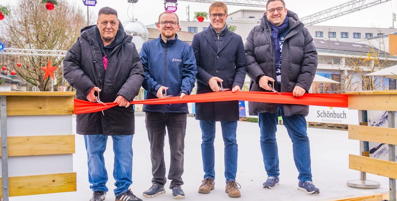 Der Gastronom Kai Hammami, Citymanager Hanno Kreuter, OB Markus Kleemann und Wirtschaftsförderer Felix Rapp eröffnen das Sindelfinger Winterwunderland (von links).