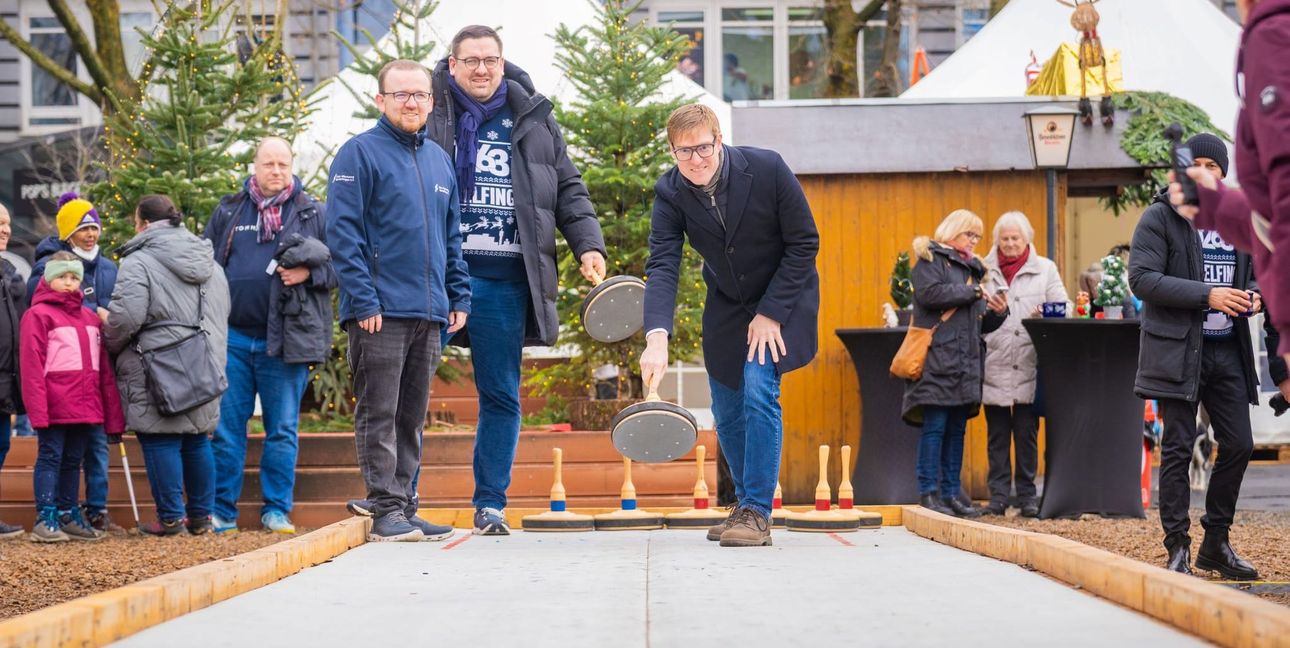 Eisstockschießen mit Citymanager Hanno Kreuter, Wirtschaftsförderer Felix Rapp und Oberbürgermeister Markus Kleemann (von links).