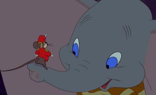 Beste Freunde: die Maus und „Dumbo, der fliegende Elefant“.