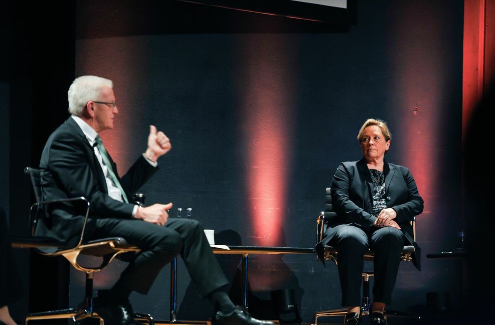 Winfried Kretschmann (Grüne) diskutiert mit Susanne Eisenmann (CDU) beim Livestream der „Stuttgarter Zeitung“ aus der Liederhalle. Foto: Lichtgut/Max Kovalenko