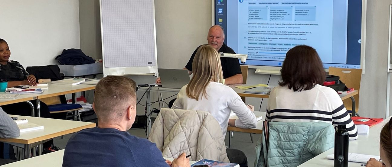 Dozent Peter Carle beim Deutschunterricht im Integrationskurs der Volkshochschule Böblingen-Sindelfingen.    Bild: z