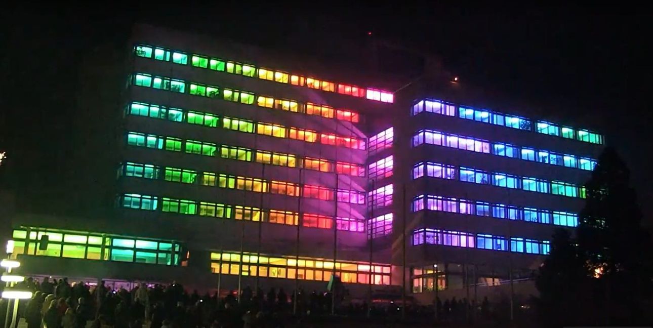 Das Rathaus wird zum Binneale-Fimnale am Samstag mit der Lightshow bespielt.