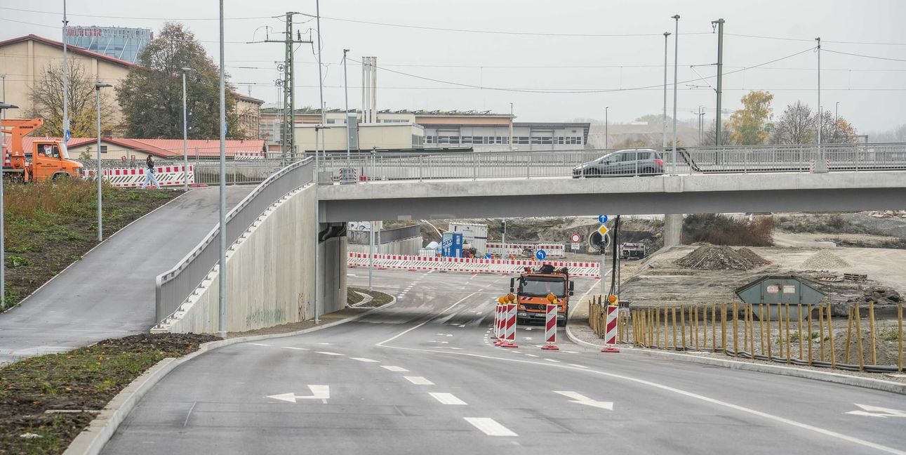 An dieser Stelle geht‘s von der Leibnizstraße nur nach links auf die Brücke. Geradeaus geht‘s eines Tages Richtung Wolfgang-Brumme-Allee.