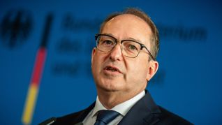 Innenminister verbietet Reichsbürger-Gruppe.