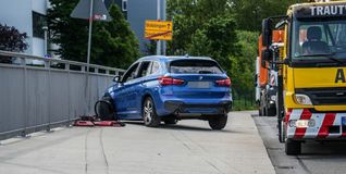 BMW prallt nach medizinischem Notfall gegen Brückengeländer.