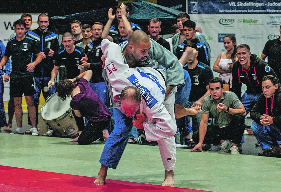 In der ersten Bundesliga oben bleiben und auf die Pauke hauen, so wie hier in der Zweitligasaison 2018 in der Begegnung gegen Bad Homburg im Sindelfinger Glaspalast – das ist das Ziel der VfL-Judoka in dieser Saison.  Bild: Vilz