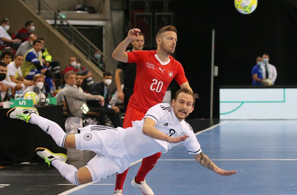 Manuel Fischer mit einer Flugeinlage im Nationaltrikot: Der ehemalige VfB-Profi ist das Aushängeschild des TSV Weilimdorf.
 Foto: Baumann