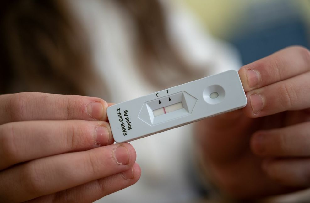 Bescheinigungen für Corona-Selbsttests kann man auch übers Internet erhalten – laut Gesundheitsministerium gelten digital überwachte Tests  aber nicht in Einrichtungen mit 2G und 3G plus.
 Foto: dpa/Sebastian Gollnow