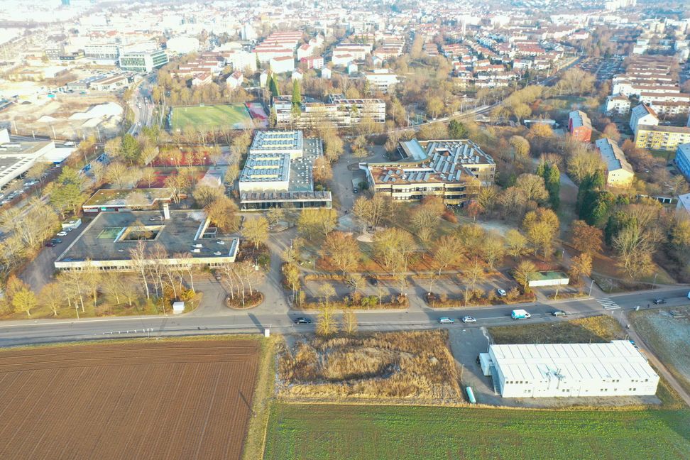 Die Laufzeiten für die  Flüchtlinmgsunterkünfte  in derKremser Straße (Bild unten rechts) und im Dagersheimer Mönchäcker sollen um drei Jahre verlängert werden, damit Kriegsflüchtlinge aus der Ukraine in Böblingen untergebracht werden können. Bild: Dettenmeyer/Archiv