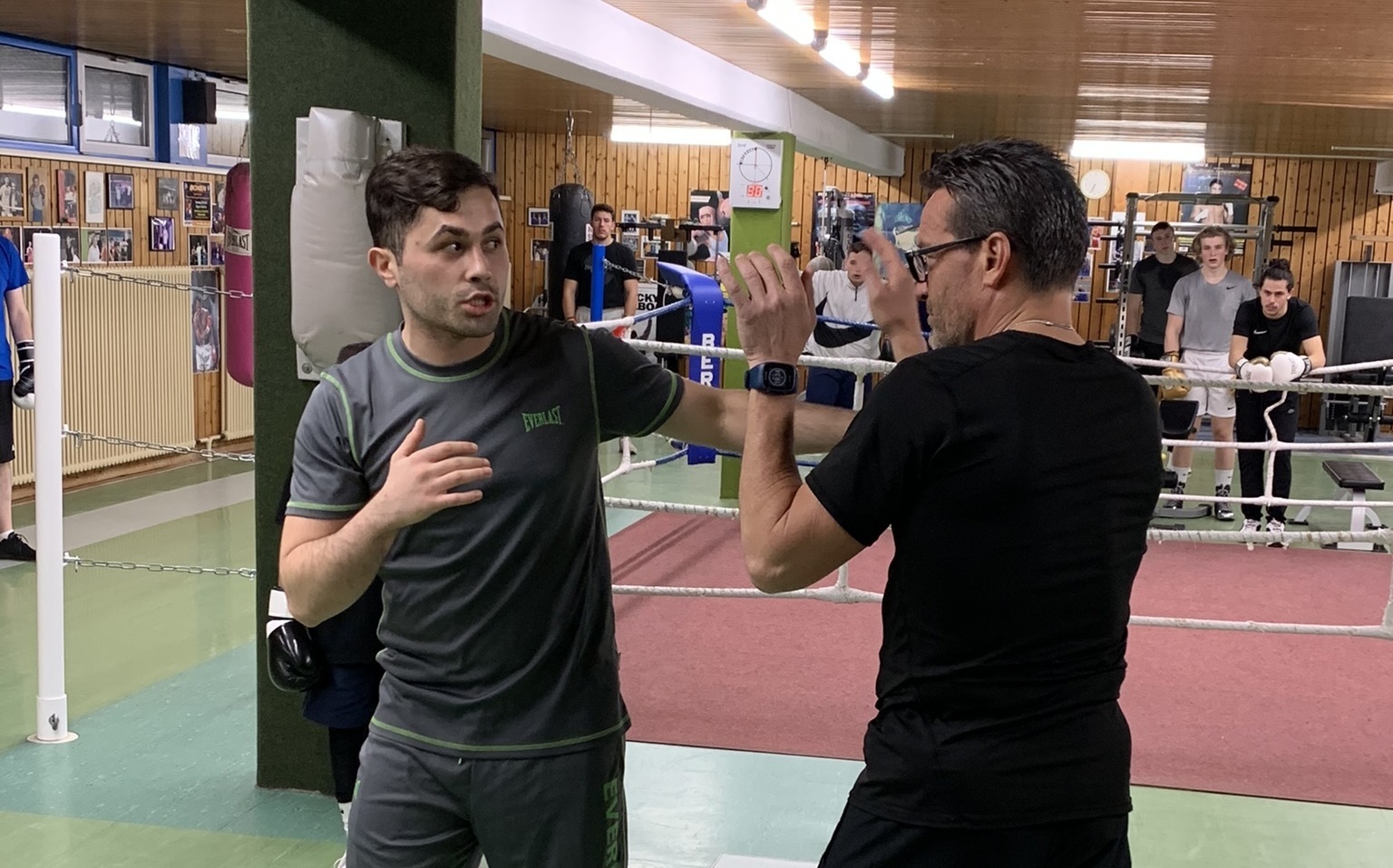 Die Trainer Adem Kartal (links) und Thomas Kugler zeigen, worauf es ankommt.     Bild: Holzapfel