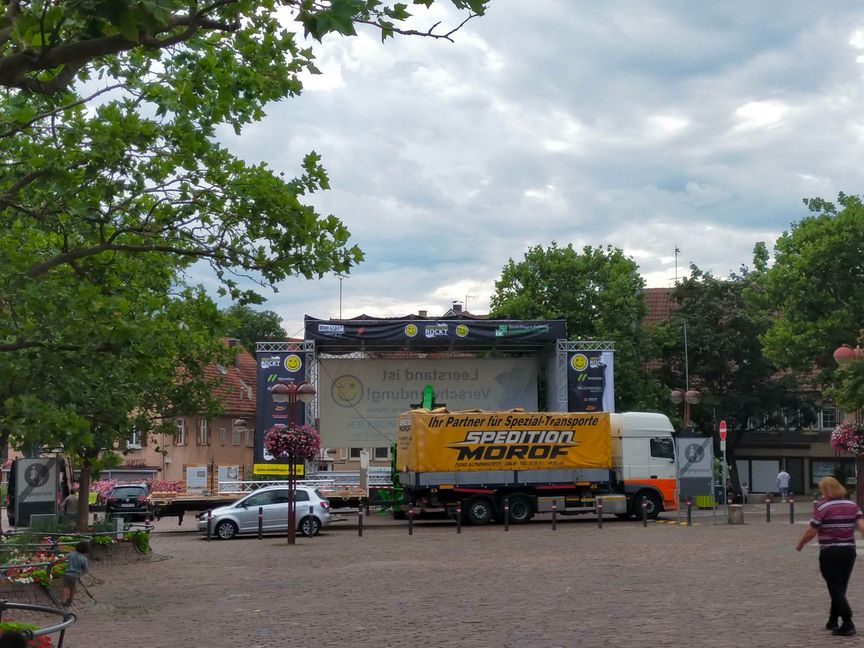 Die Bühne für "Sindelfingen rockt" steht und befindet sich nicht nur wieder auf dem Marktplatz - sondern dort zum ersten Mal auch an der Planiestraße. Am Mittwoch steigt hier das erste von fünf Konzerten. Bild: Schweiker