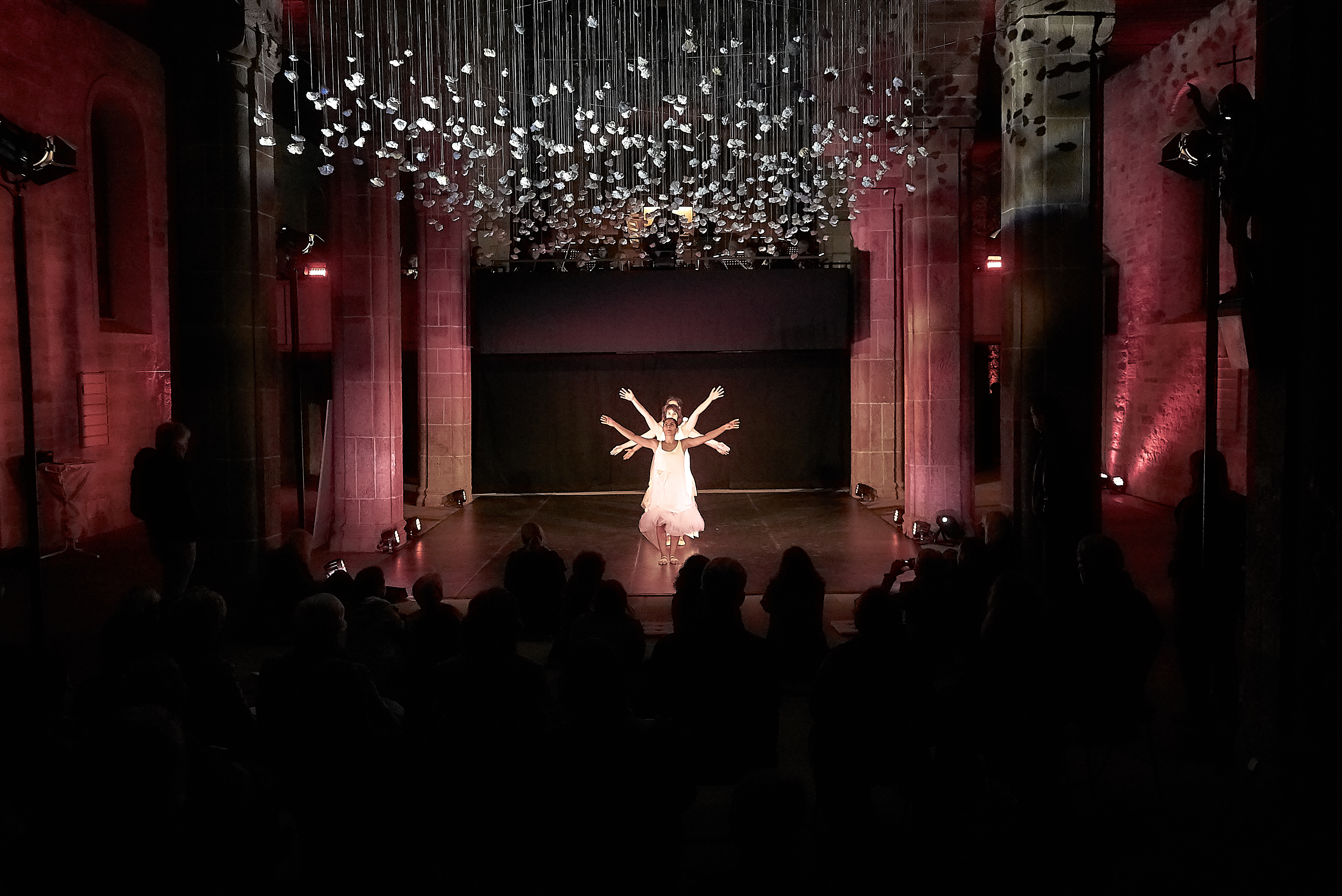 Das Andas-Ensemble bei der Urauffhurung der "Visionen"-Choreografie unter der "Flausen"-Installation von von Birgit Wilde.  Bild: Heiden
