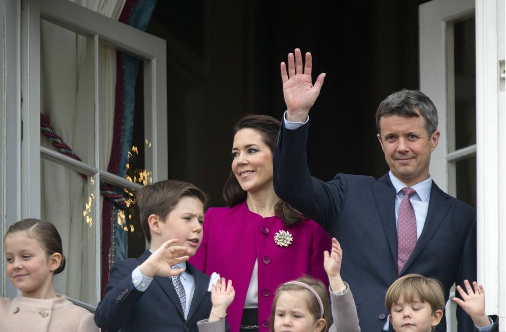 Kronprinz Frederik mit seiner Frau, Prinzessin Mary, und den vier Kindern – Prinzessin Isabella, Prinz Christian, Prinzessin Josephine und Prinz Vincent (von links). Schon heute teilt sich das Paar mit Königin Margrethe die royalen Aufgaben. Foto: Imago/PPE/&people