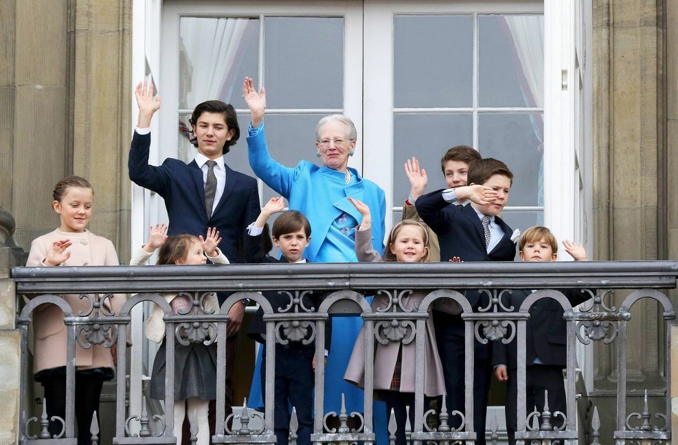 Königin Margrethe (Mitte) inmitten ihrer Enkelschar auf dem Balkon von Schloss Amalienborg in Kopenhagen. Von links: Prinzessin Isabella, Prinzessin Josephine, dahinter Prinz Nikolai, Prinz  Henrik, Prinzessin Athena, Prinz Vincent, ganz hinten Nach-Thronfolger Prinz Christian, davor Prinz Felix. Foto: imago stock&people