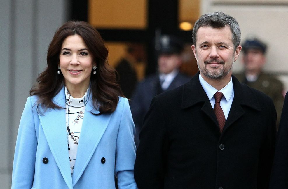 Im Volk beliebt: das Kronprinzenpaar Mary (49) und Frederik (52). Der erstgeborene Sohn von Königin Margrethe wird eines Tages den Thron besteigen, Mary wird  Königin. Er gilt als volksnah und menschlich. Sowohl bei seiner Hochzeit 2004  als auch während der Rede seiner Frau zu seinem 50. Geburtstags zeigte er Gefühle und verdrückte die eine oder andere Träne. Foto: Imago/Newspix