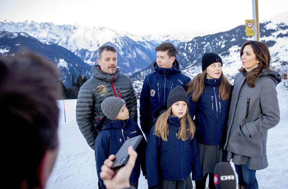 Das Paar hatte sich während der Olympischen Spiele 2000 in Sydney kennengelernt. Sie haben vier Kinder:  2005 wurde der gemeinsame Sohn, Thronfolger Prinz Christian Valdemar Henri John geboren, 2007 folgte die Tochter Isabella Henrietta Ingrid Margrethe.  2011 brachte Mary Zwillinge zur Welt:  Vincent Frederik Minik Alexander und  Josephine Sophia Ivalo Mathilda. Auf dem Foto seiht man die Familie im Skiurlaub in den Bergen. Foto: Imago