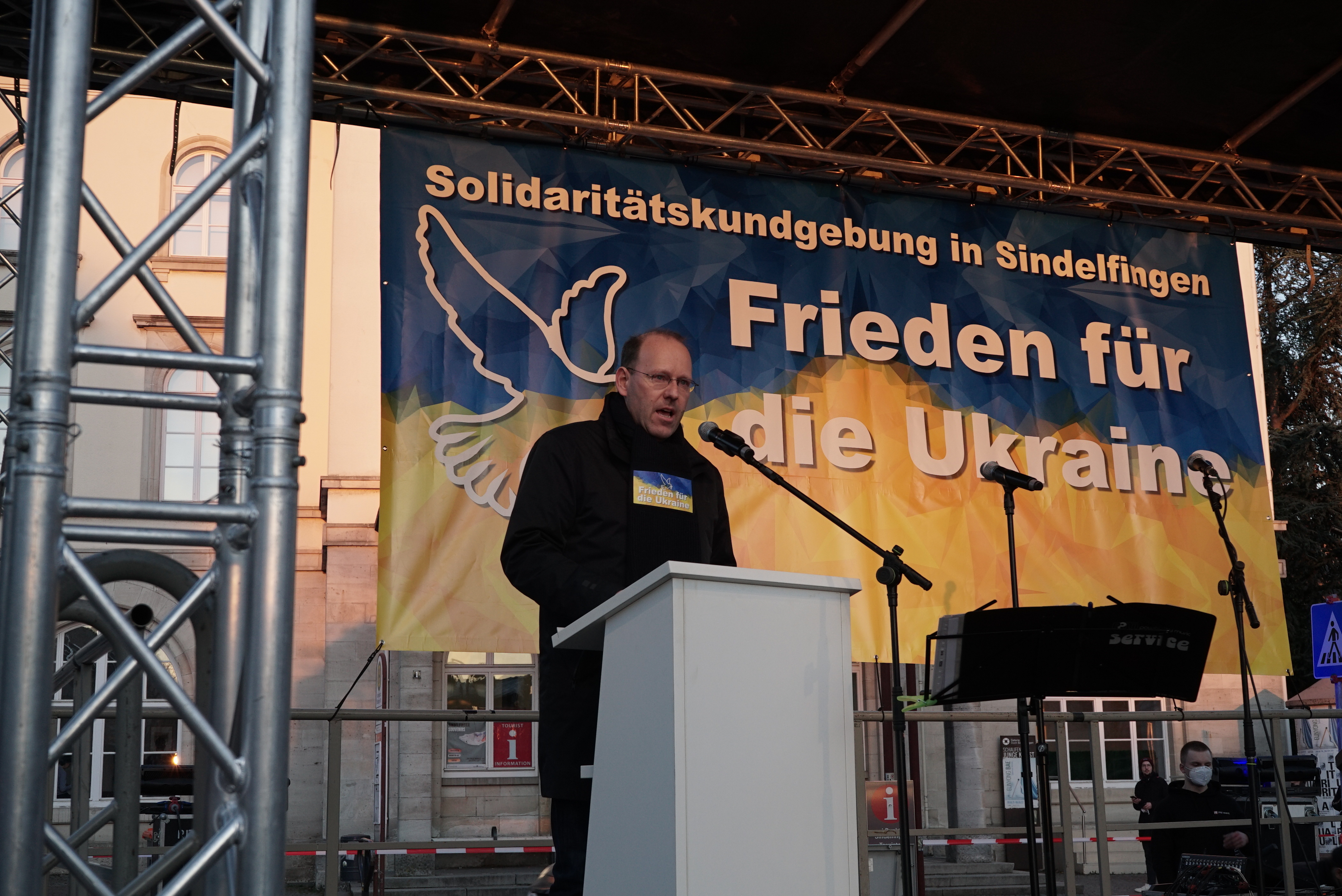 Sindelfingens Oberbürgermeister Dr. Bernd Vöhringer war einer der Redner bei der Friedenskundgebung.  Bild: Heiden