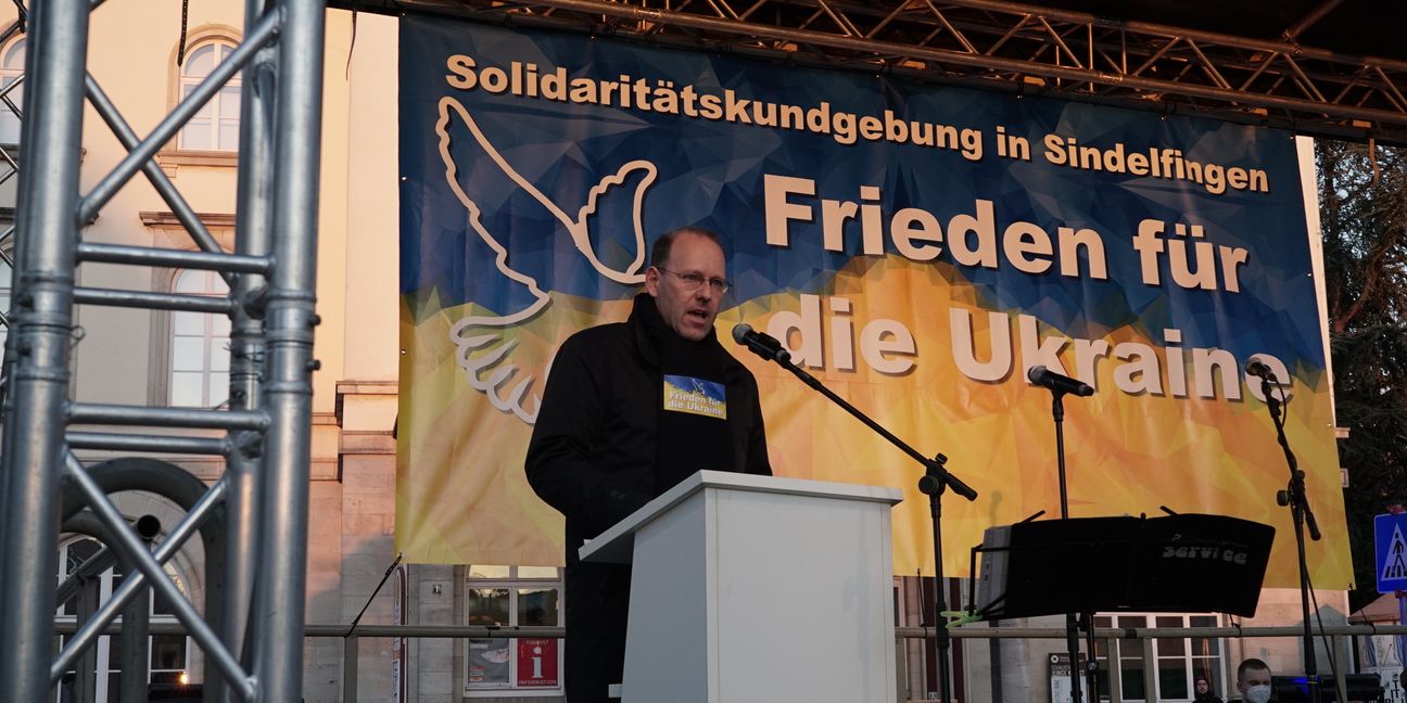 Sindelfingens Oberbürgermeister Dr. Bernd Vöhringer war einer der Redner bei der Friedenskundgebung.  Bild: Heiden