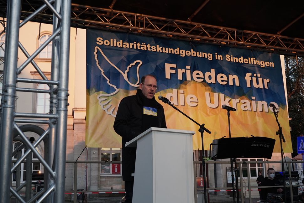 Sindelfingens Oberbürgermeister Dr. Bernd Vöhringer war einer der Redner bei der Friedenskundgebung. Bild: Heiden