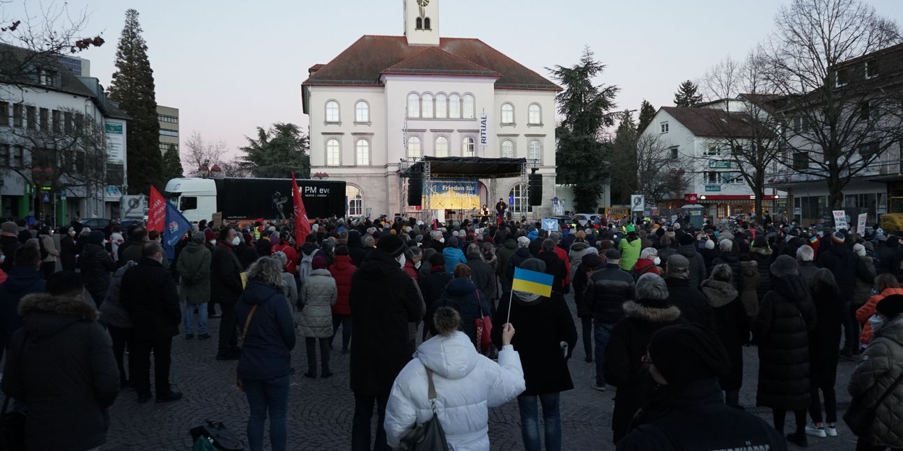 Mehrere Hundert Menschen kamen zur Friedensdemo auf dem oberen Marktplatz in Sindelfingen, um  ihre Solidarität mit der Ukraine kund zu tun.  Bild: Heiden