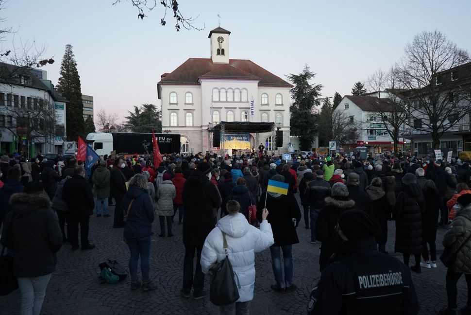 Mehrere Hundert Menschen kamen zur Friedensdemo auf dem oberen Marktplatz in Sindelfingen, um  ihre Solidarität mit der Ukraine kund zu tun.  Bild: Heiden