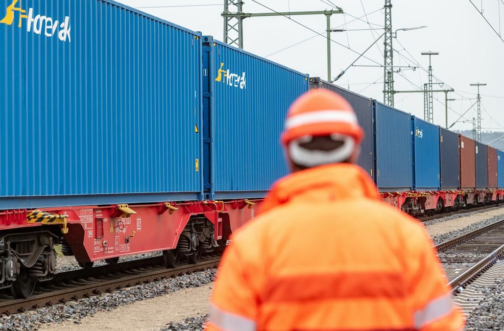 Mit dem  Gesetzentwurf werde das Ziel verfehlt, mehr Güter von der Straße auf die Schiene zu bringen, heißt es. Foto: dpa/Armin Weigel