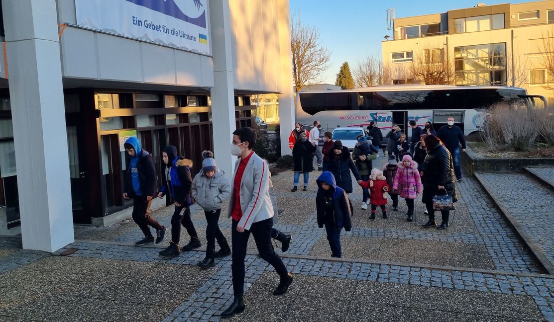 Schönaichs Bürgermeisterin Anna Walther geht begleitet von Kindern, die aus der Ukraine flüchten mussten, ins Rathaus. "Ich bin unglaublich glücklich und stolz auf meine Schönaicher und auf die Hilfsbefreitschaft, die sie zeigen", sagt sie. Bild: Hamann