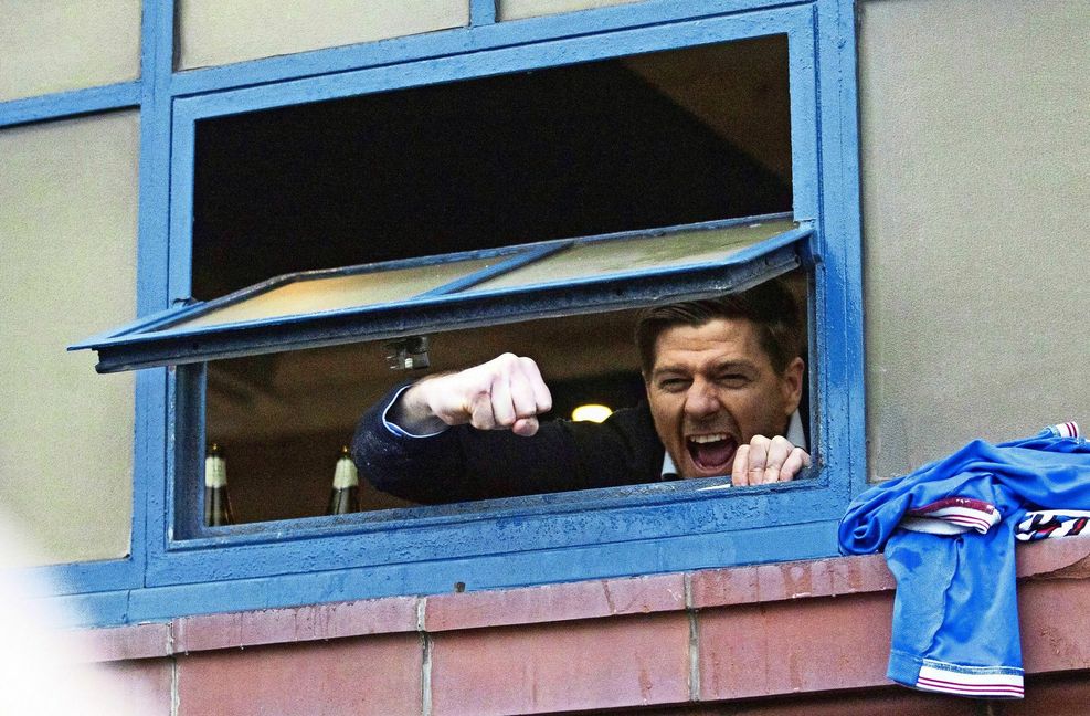 Meisterschrei aus dem Kabinenfenster: Rangers-Coach Steven Gerrard Foto: imago /Jane Barlow