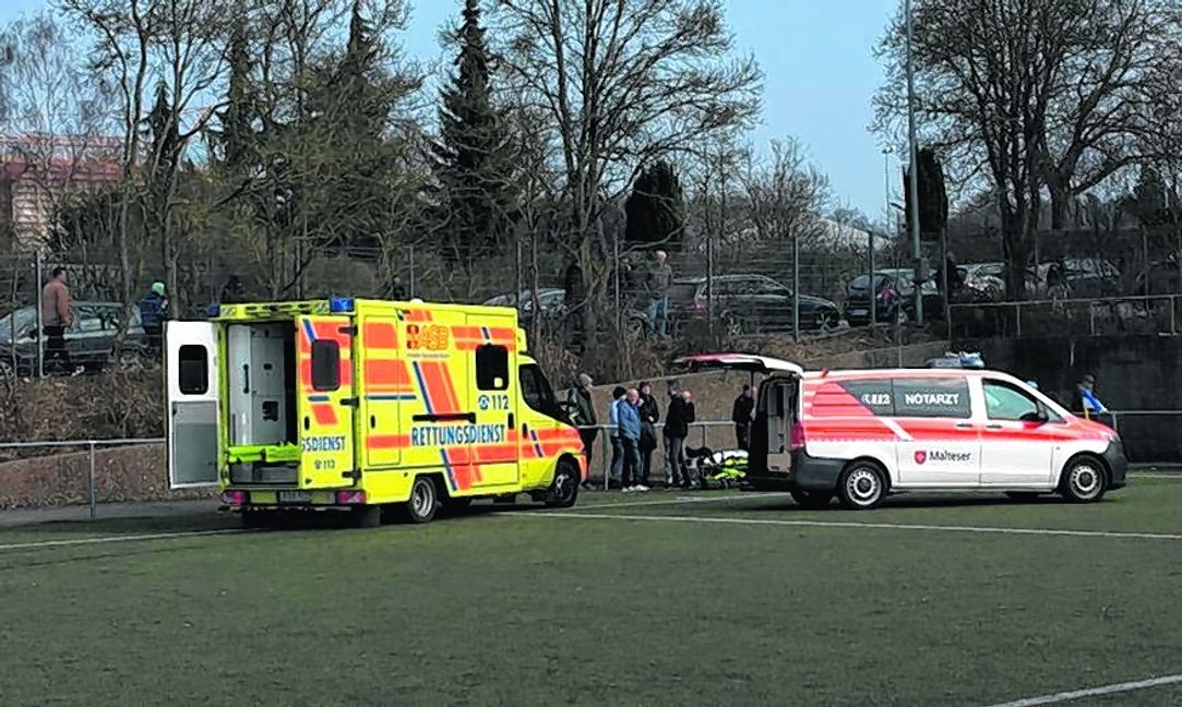 Notarzt, Rettungswagen und kein Fußball. So sah es am 25. März auf Platz 3 in Böblingen aus. Bild: Müller