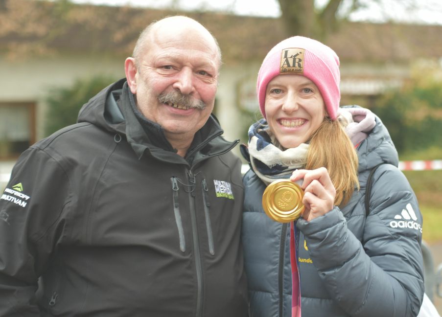 Olympiasiegerin Franziska Brauße war in Magstadt mit Medaille und mal mit und mal ohne Fan ein begehrtes Fotomotiv. Hier mit dem Magstadter Ryszard Kulinski.  Bild: Reichert