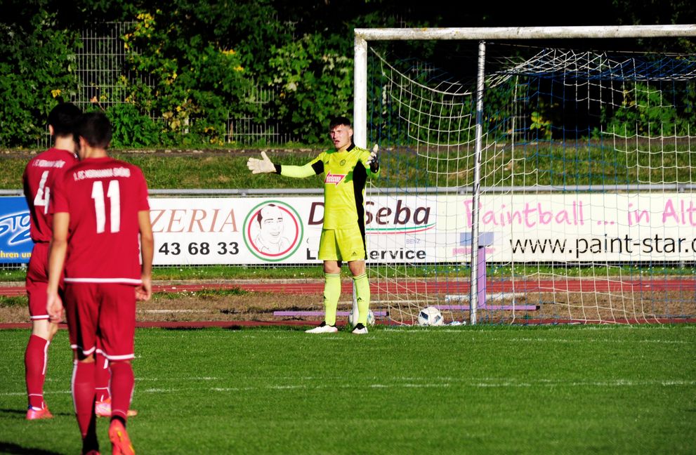 Der Sindelfinger TorhüterAlexander Bachmannmusste den Ball drei Mal aus dem Netz fischen. Bild: photostampe