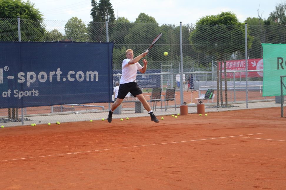 Tennis ist seine große Leidenschaft. Das gibt Daniel Merkert auch an seine Schützlinge weiter. Bild: z