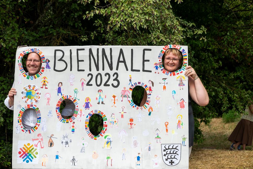 Auch Bürgemeister Dr. Bernd Vöhringer und Bianca Fischer, Kita-Leitung Innerer Bühl nutzten die Fotowand für ein Erinnerungsbild. Bild: Nüßle