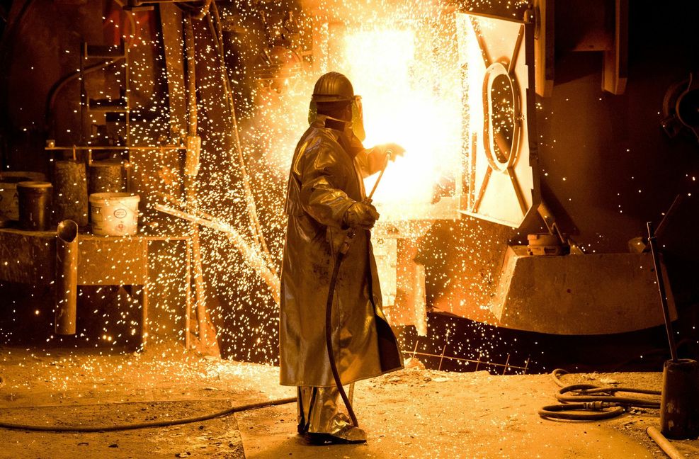 Energieintensive Bereiche wie die Stahlindustrie sind von hohen Energiepreisen besonders betroffen.