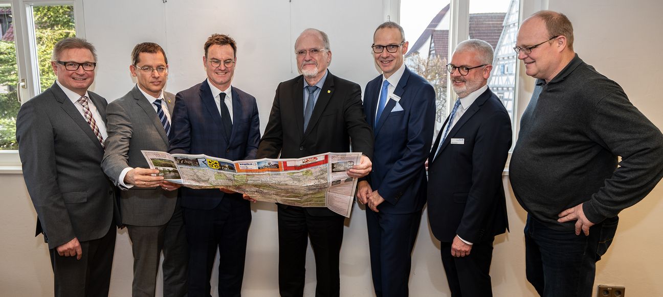 Zur Bekanntgabe über das neue Rathaus in Renningen war nicht nur die Spitze der Stadt sondern der gesamte Volksbank-Vorstand ins Renninger Rathaus gekommen. Von links: Claus Edelmann vom Leiter der Volksbank-Unternehmenskommunikation, Stadt-Beigeordneter Peter Müller, Volksbank-Vorstandsvorsitzender Jürgen Held, Bürgermeister Wolfgang Faißt, Wolfgang Ernst und Rainer Burkhardt vom Bankvorstand und Ortsbaumeister Hartmut Marx.