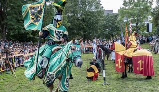 Die Ritter kämpfen um das „Goldene Schwert“ beim Turnier. Bild: Richter