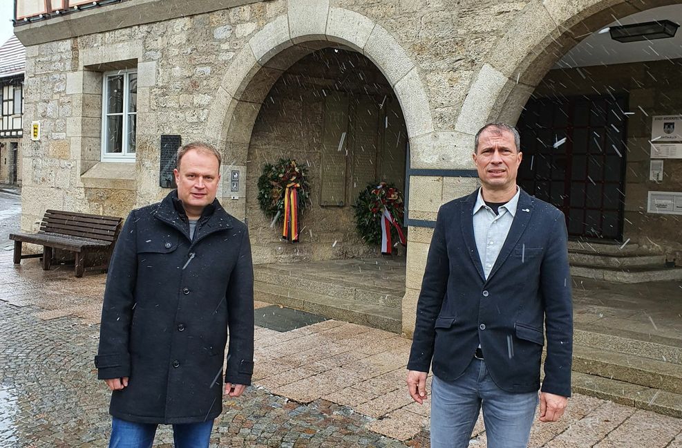 Die stellvertretenden Bürgermeister Ulrich Roth (links) und Harald Dietz halten die Geschäfte im Rathaus von Niederstetten am Laufen.
 Foto: red/Wein